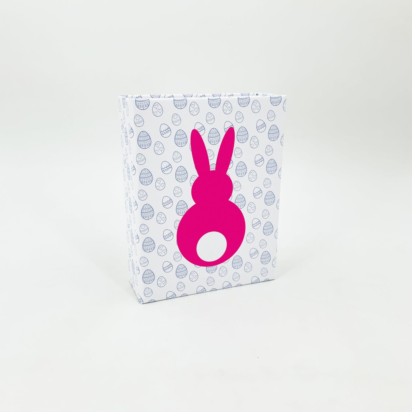 weiße geschlossene magnet schachtel mit pinkem hasen und kleinen ostereiern als motiv, weißer hintergrund