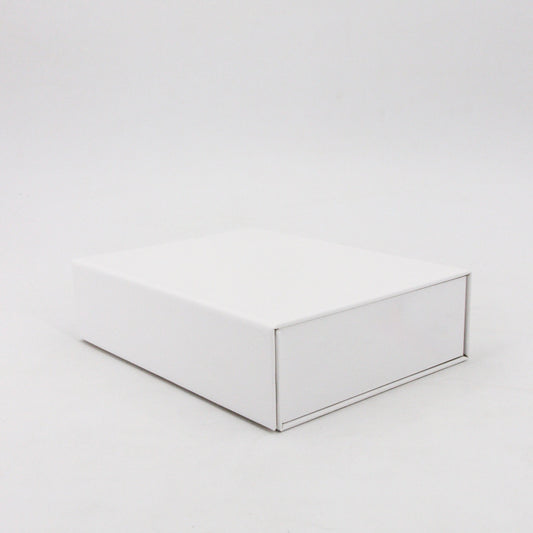 hochwertige weiße magnet schachtel geschlossen, weißer hintergrund