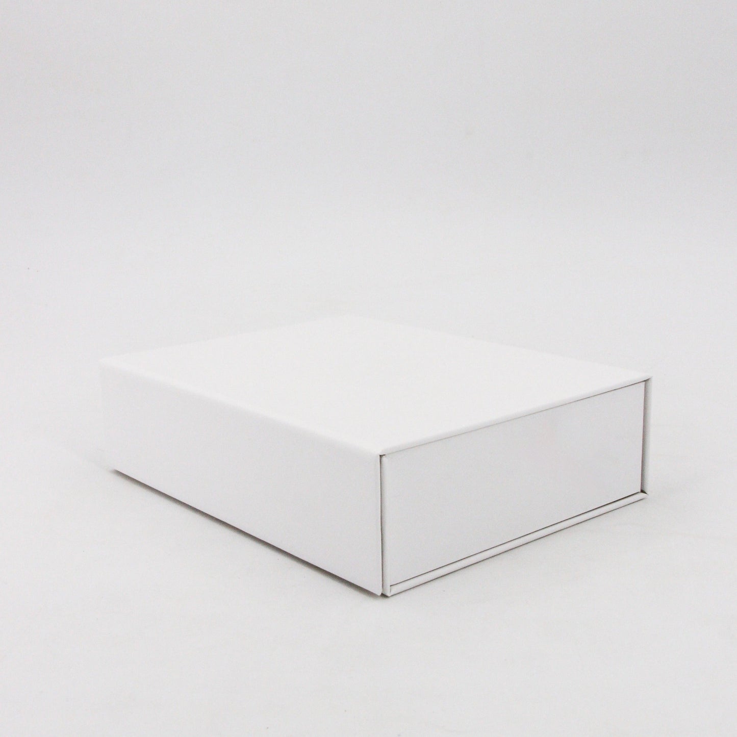 hochwertige weiße magnet schachtel geschlossen, weißer hintergrund