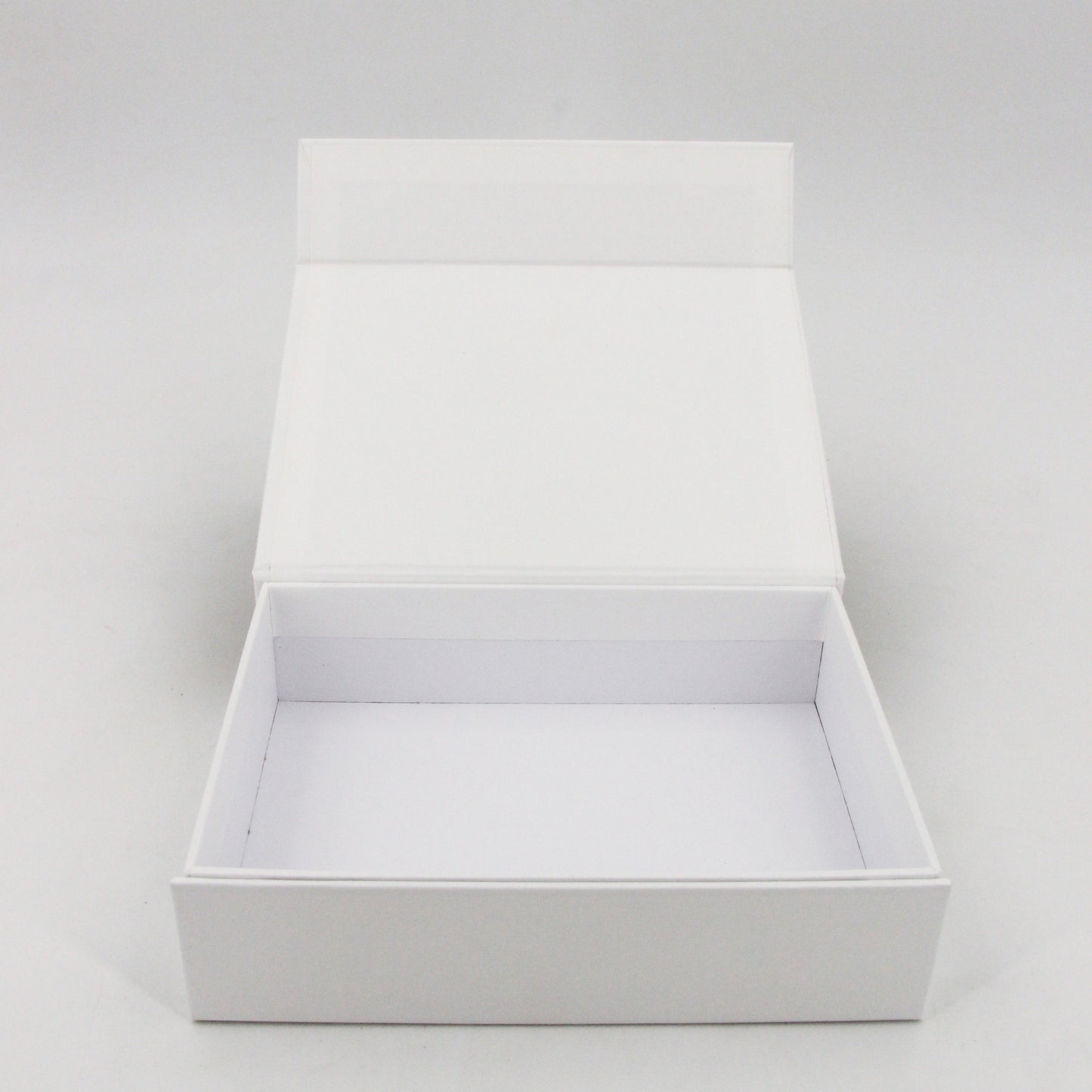 hochwertige weiße magnet schachtel offen ohne inhalt, weißer hintergrund