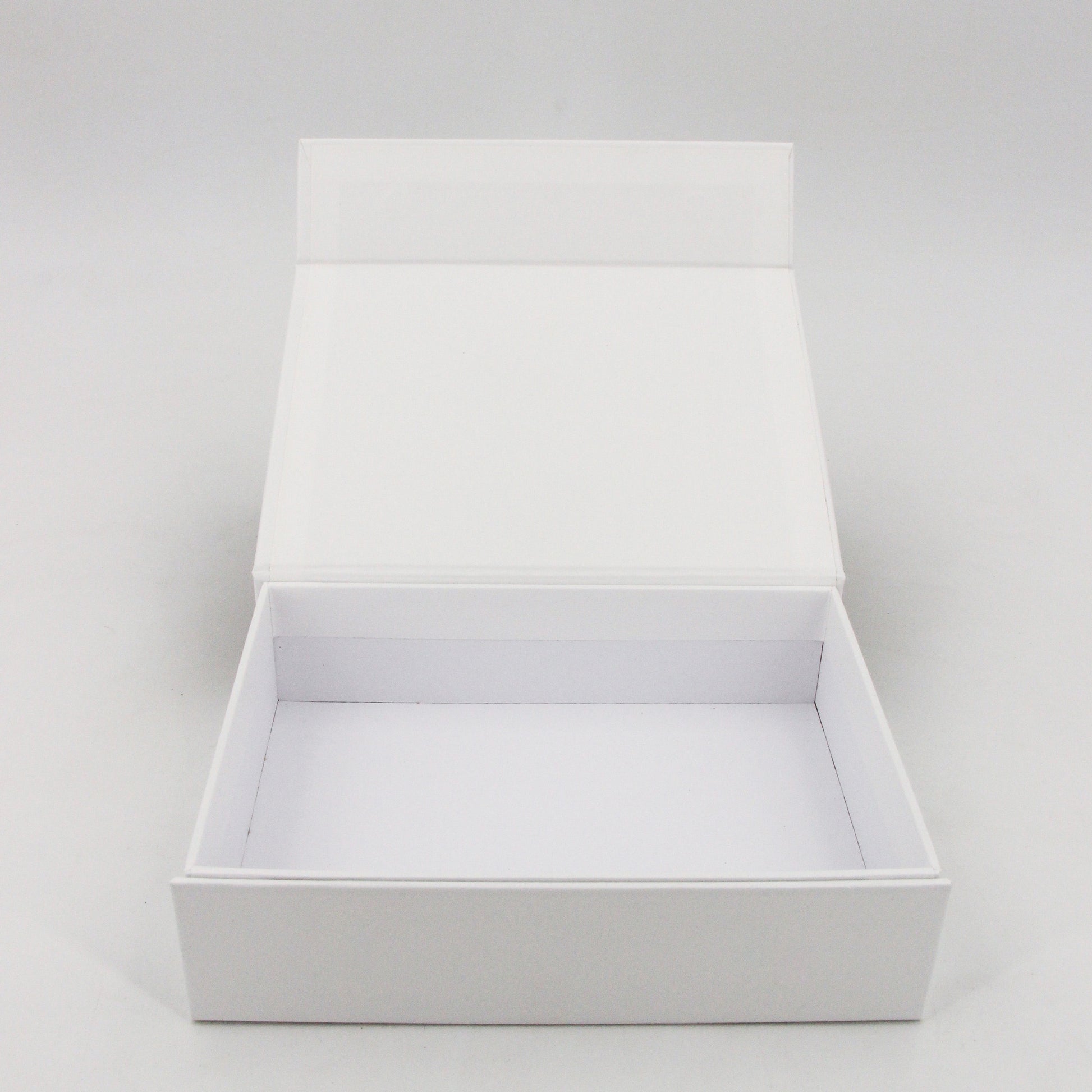 hochwertige weiße magnet schachtel offen ohne inhalt, weißer hintergrund