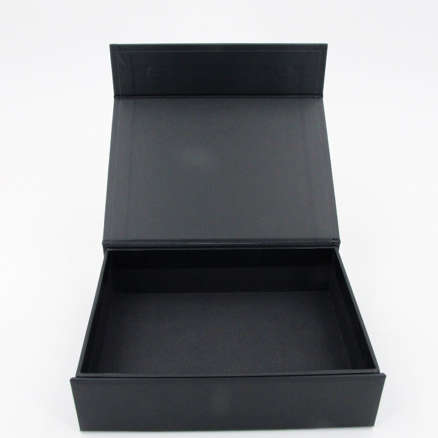 hochwertige schwarze magnet schachtel offen ohne inhalt auf weißem hintergrund