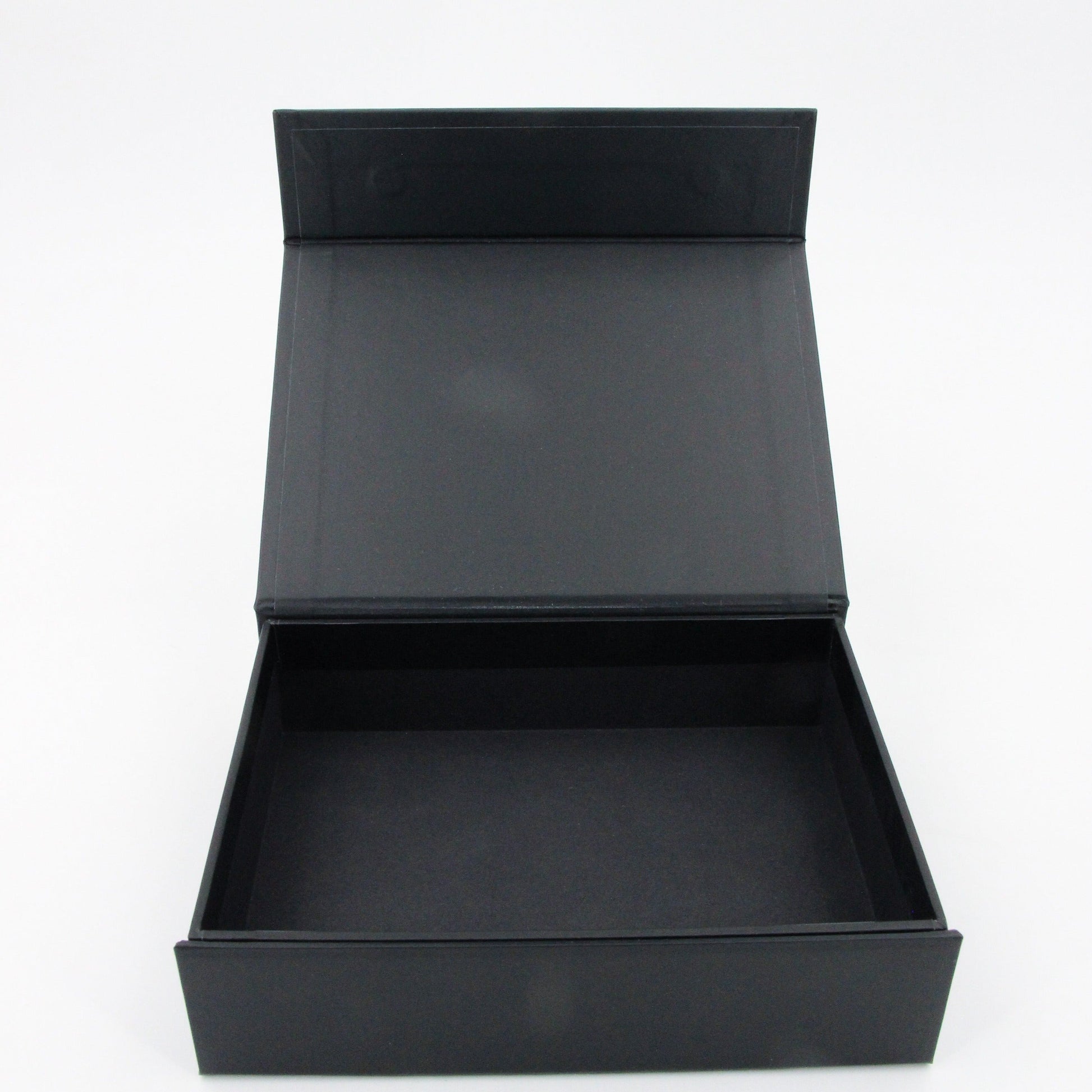 hochwertige schwarze magnet schachtel offen ohne inhalt auf weißem hintergrund