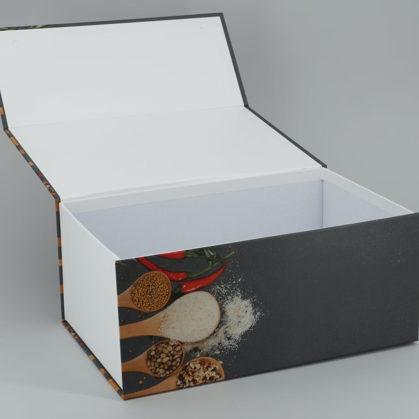 Magnetbox in grau mit Gewürzmotiv geöffnet
