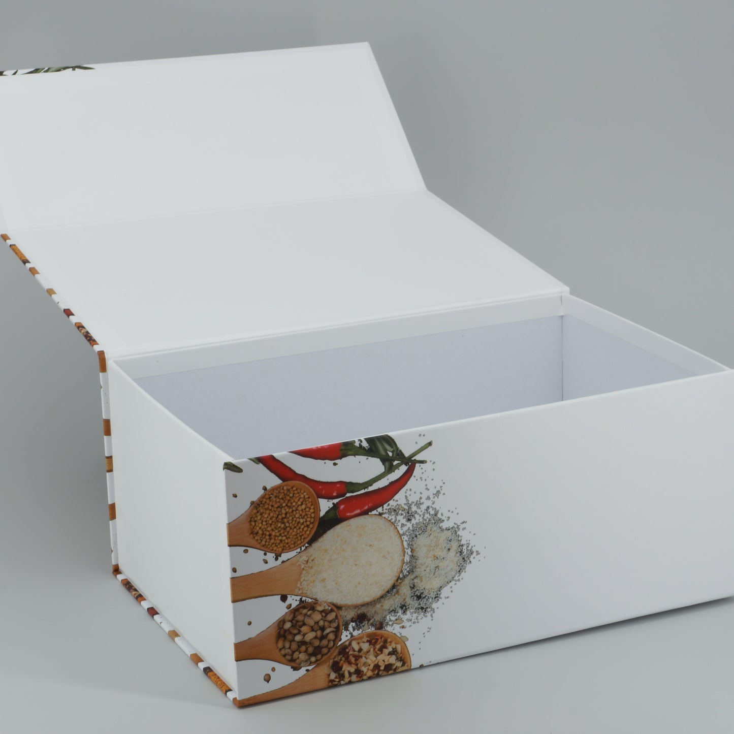 Magnetbox in weiß mit Gewürzmotiv geöffnet