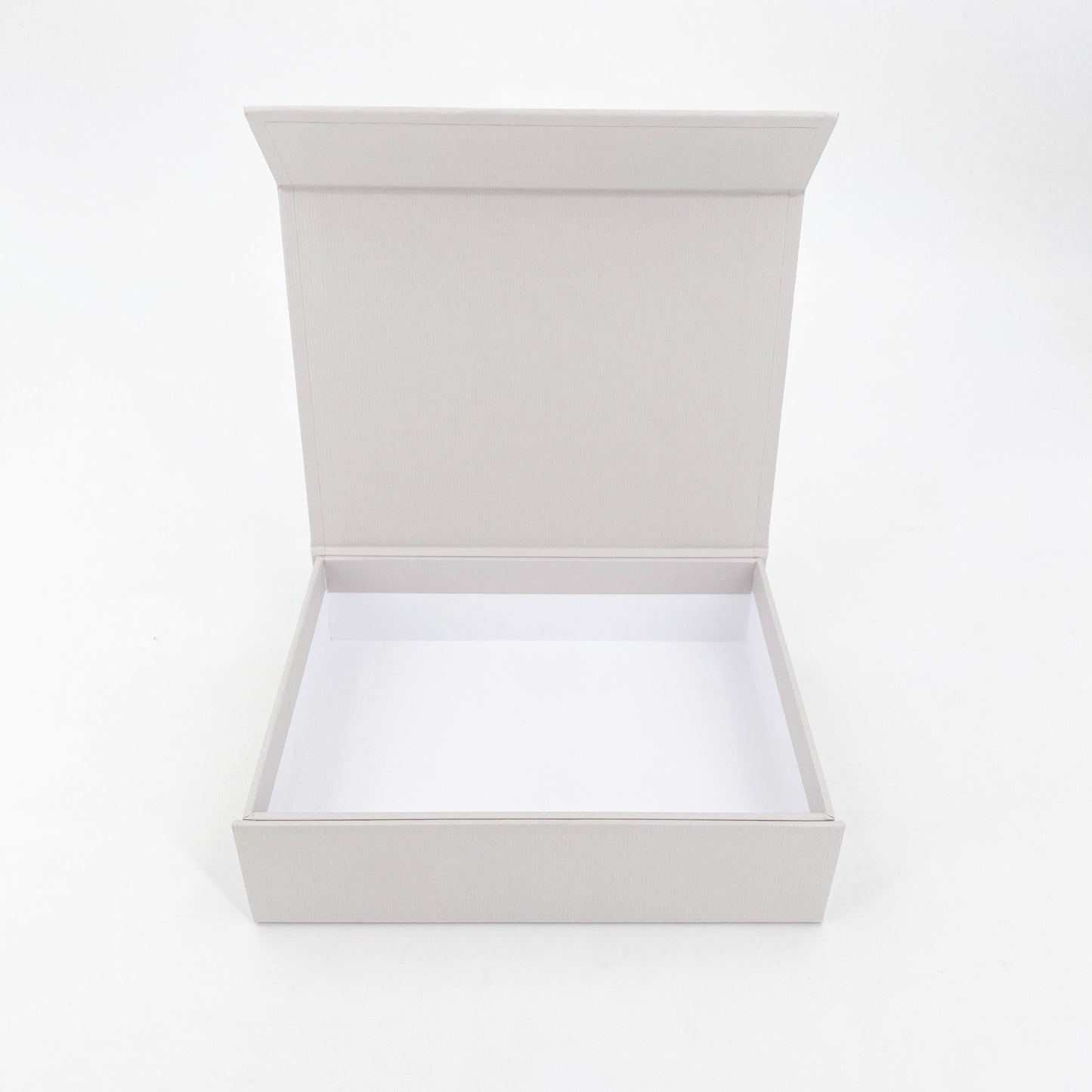 offene weiße hochwertige Magnetbox ohne Inhalt