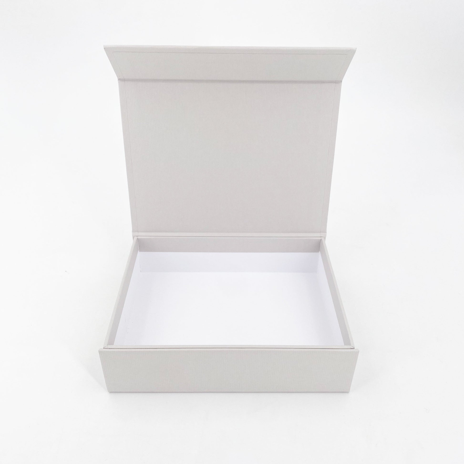 offene weiße hochwertige Magnetbox ohne Inhalt