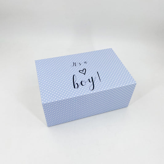 Blaue Magnetschachteln geschlossen mit weißen Punkten mit der Aufschrift "Its a Boy"