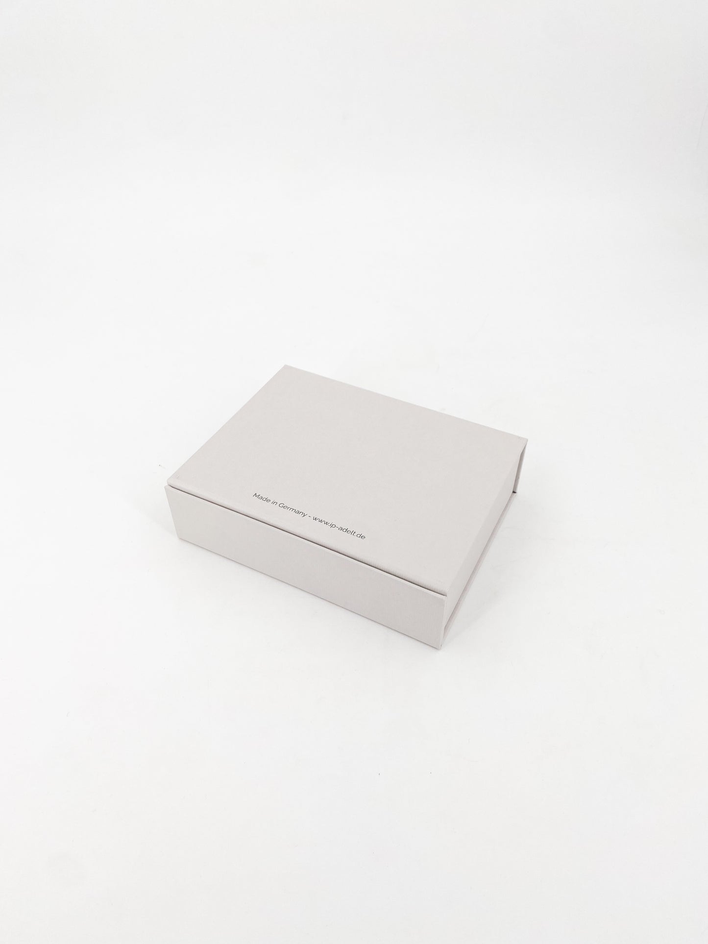 rechteckige beige hochwertige Magnetbox mit kleinem schrwarzem Schriftzug