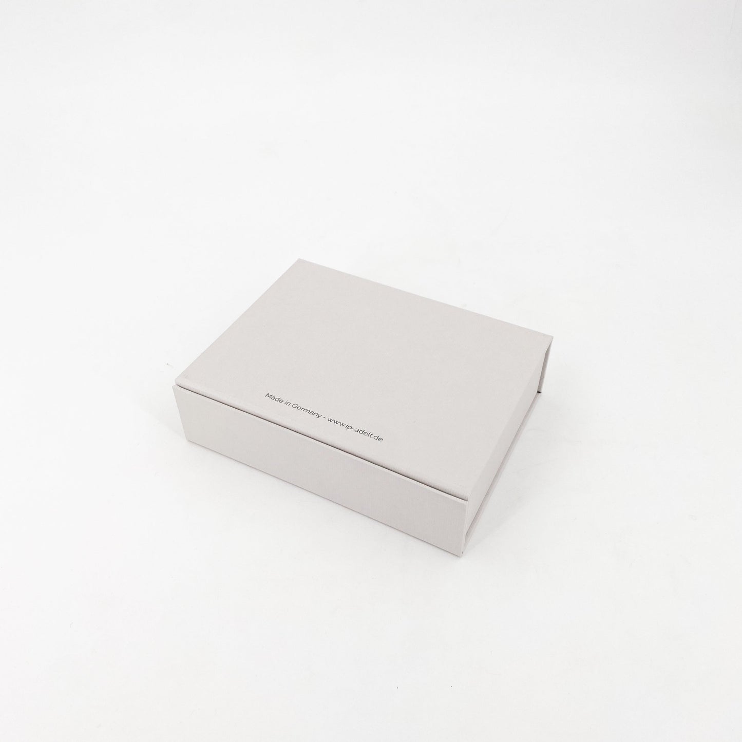 rechteckige beige hochwertige Magnetbox mit kleinem schrwarzem Schriftzug