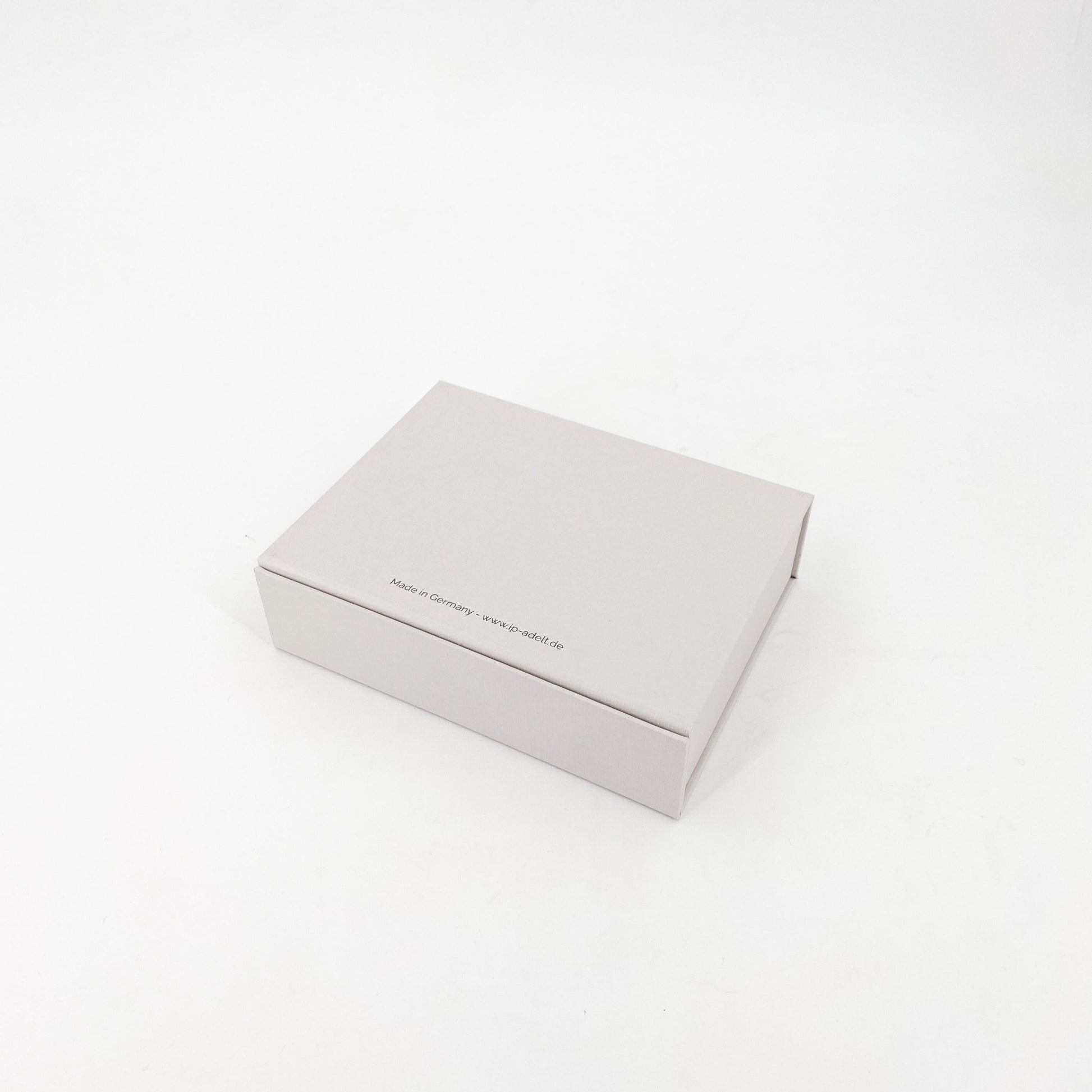 rechteckige beige hochwertige Magnetbox mit kleinem schrwarzem Schriftzug