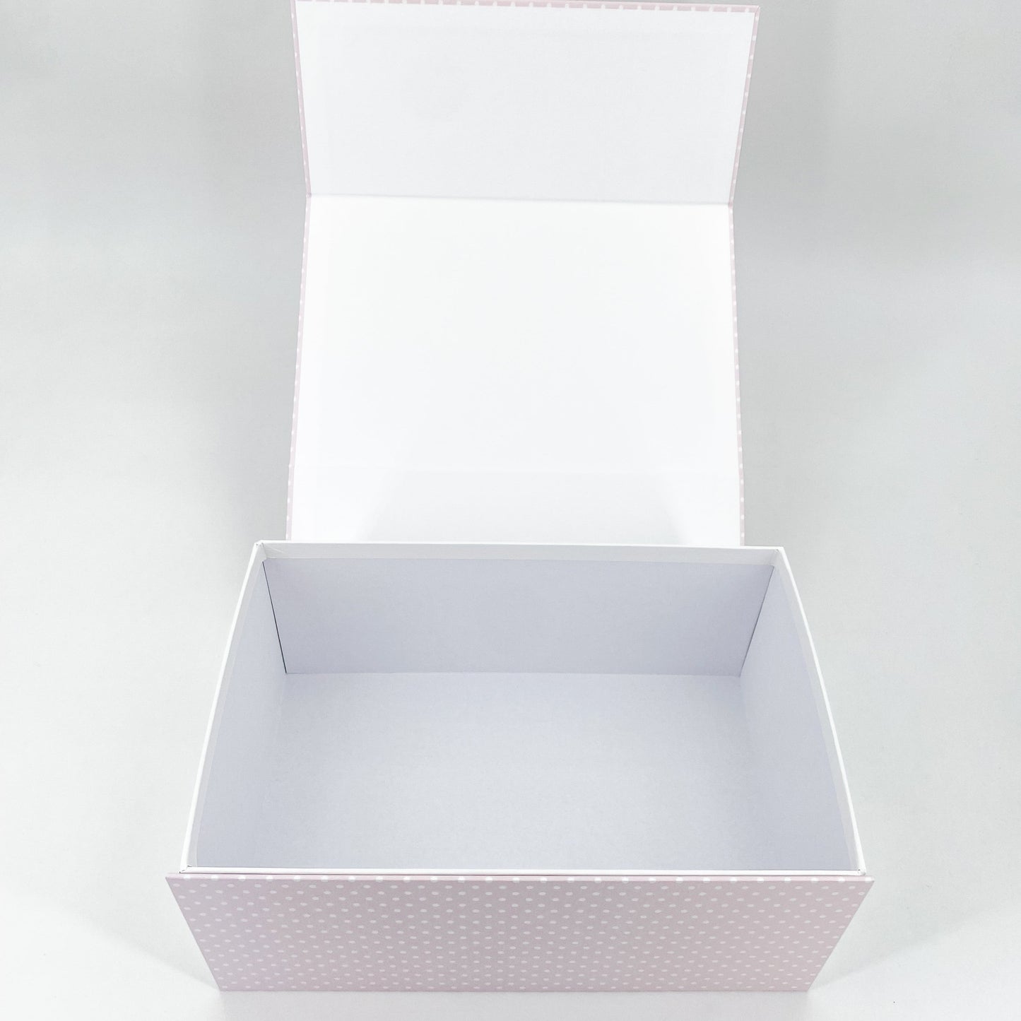 Rosa Magnetschachteln mit weißen Punkten, geöffnet ohne Inhalt