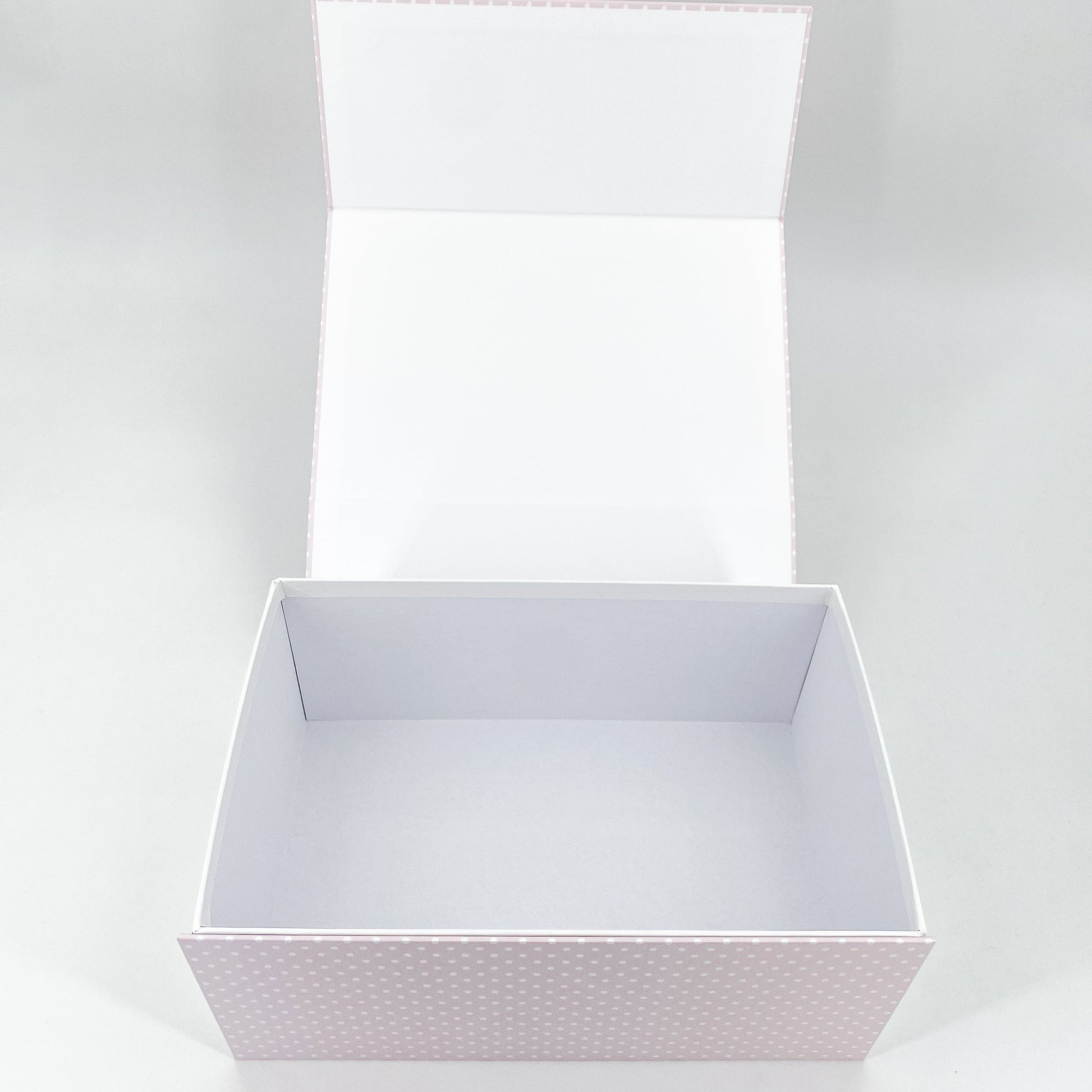 Rosa Magnetschachteln mit weißen Punkten, geöffnet ohne Inhalt