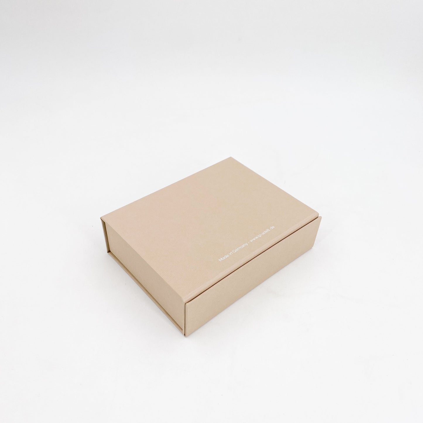 Rechteckige beigefarbene Magnetbox mit weißer Schrift