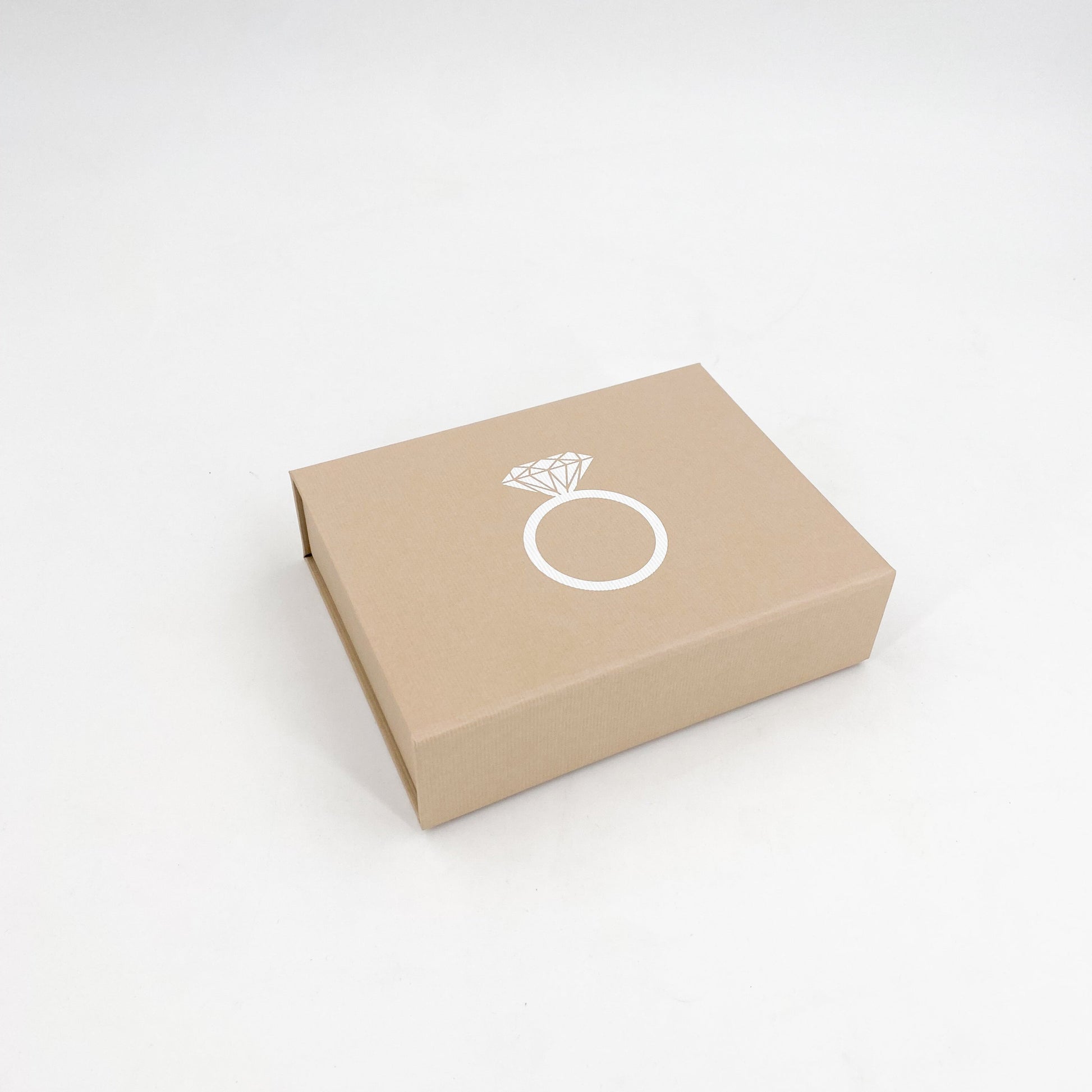 Rechteckige beigefarbene Magnetbox mit weißer Schrift