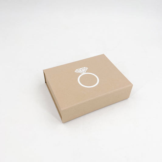 Rechteckige beigefarbene Magnetbox mit weißer Schrift