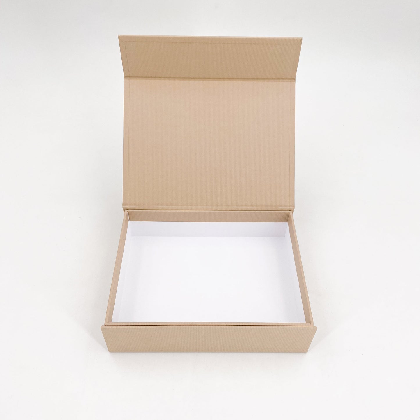 Rechteckige beigefarbene Magnetbox mit weißer Schrift