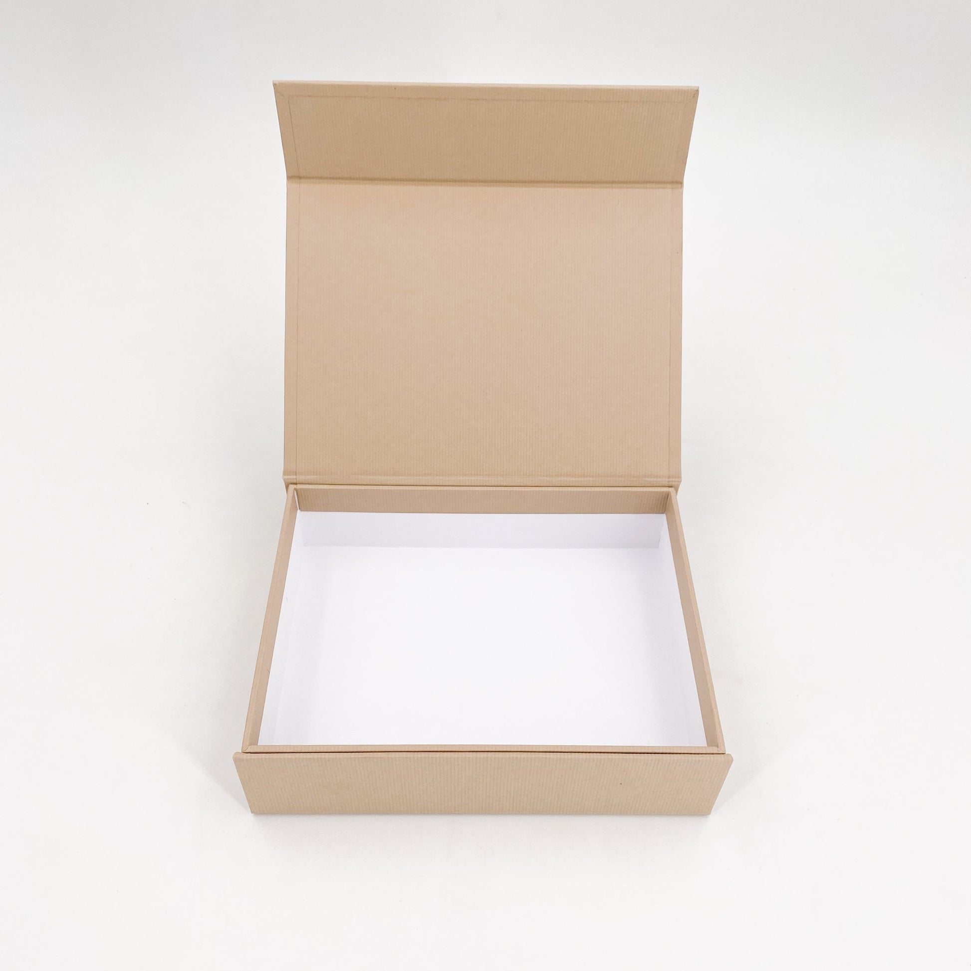 Rechteckige beigefarbene Magnetbox mit weißer Schrift