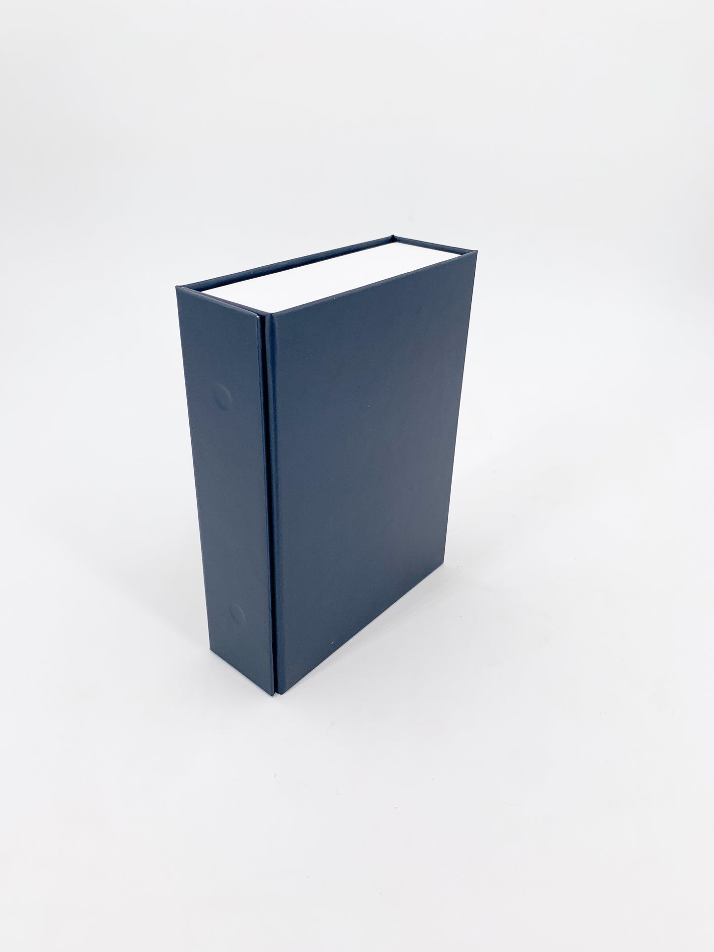 Eine blaue Magnetbox auf weißem Hintergrund
