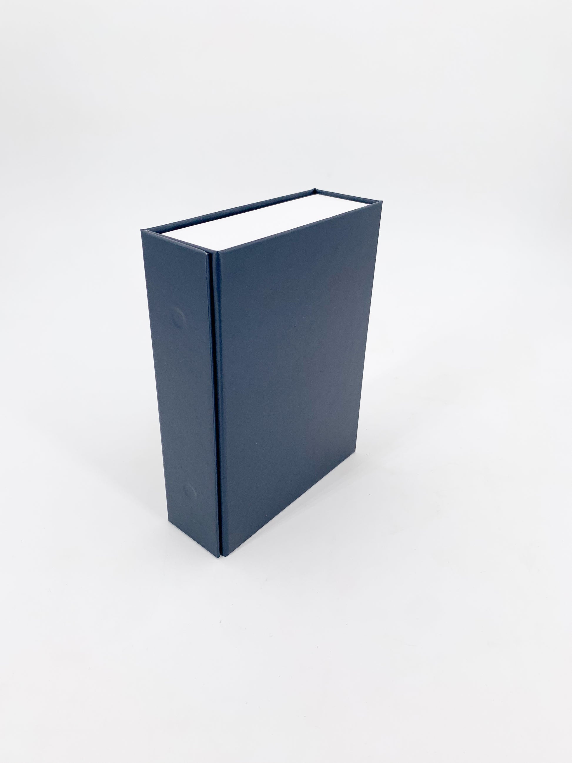 Eine blaue Magnetbox auf weißem Hintergrund