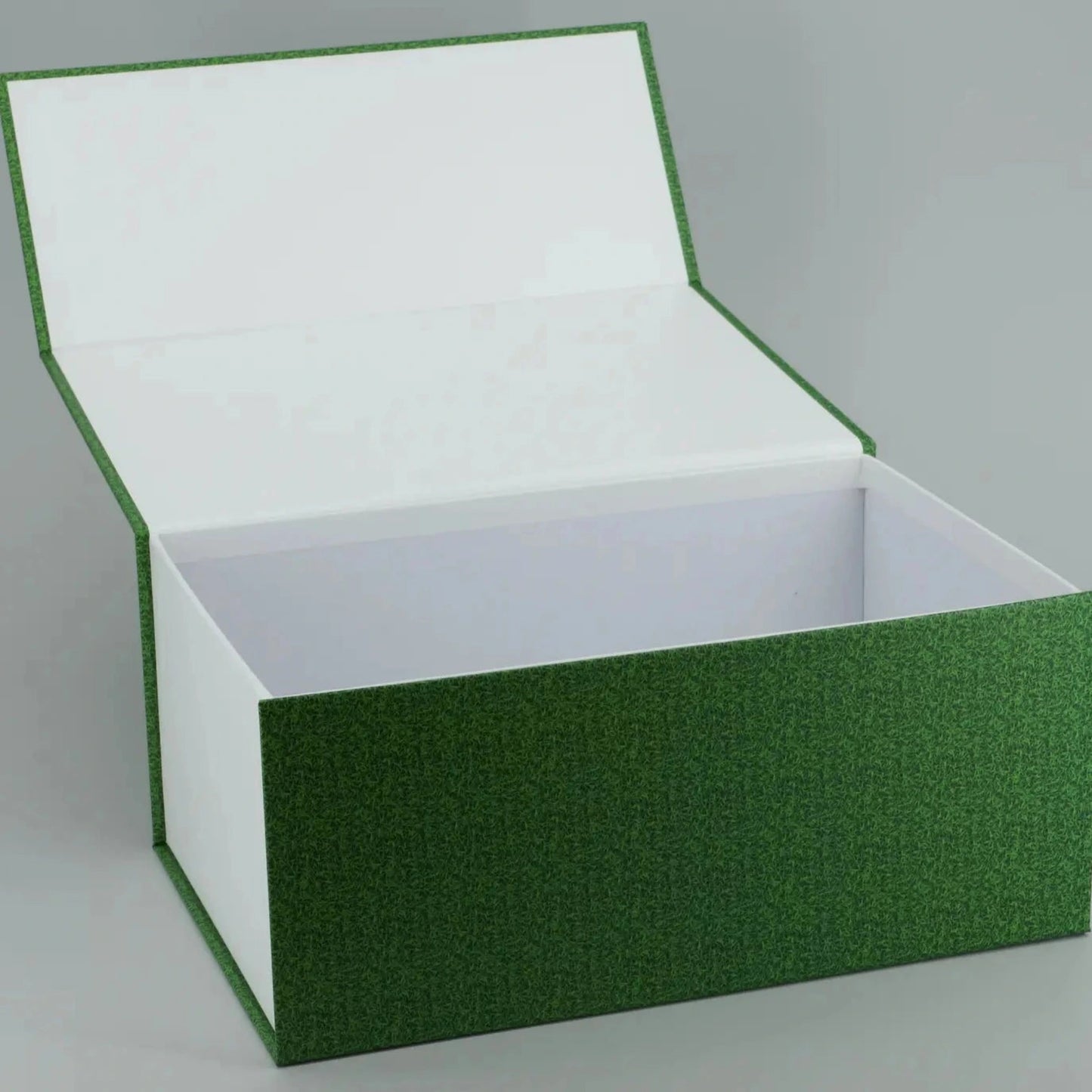 Grün-weiße offene Geschenkbox mit strukturierter Oberfläche und Logo „Schöne Schachteln“, hochwertige Präsentationsbox für besondere Anlässe