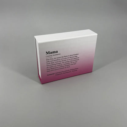 Weiß Pinke Schachtel mit Mama Definition als Print Motiv, stehend auf hellgrauem Hintergrund