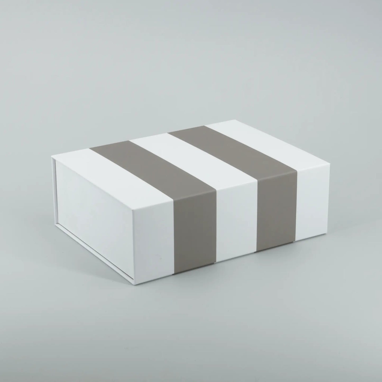 Geschenkbox mit Streifen taupe Magnetbox geschlossen