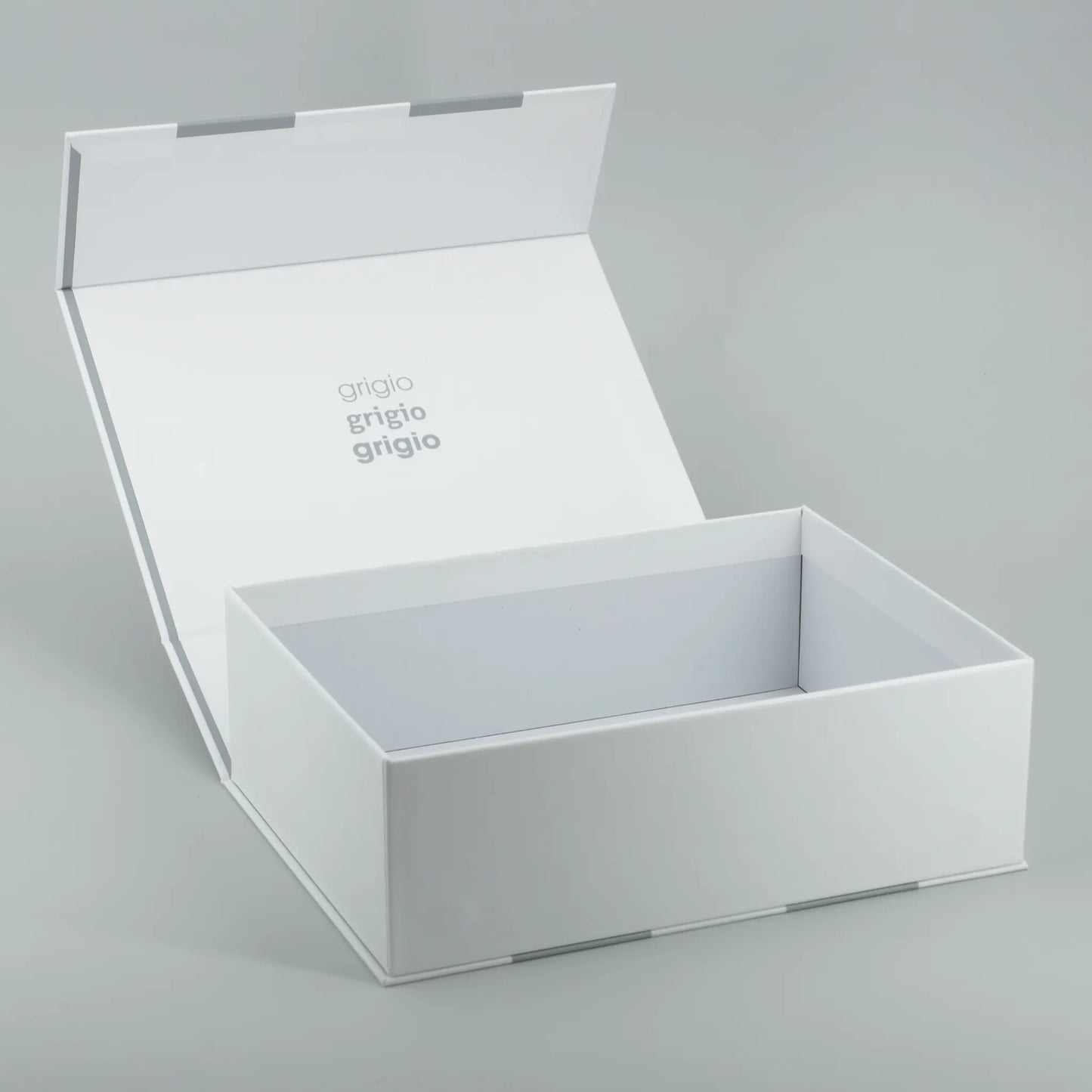 Geschenkbox mit Streifen Grau Magnetbox geöffnet