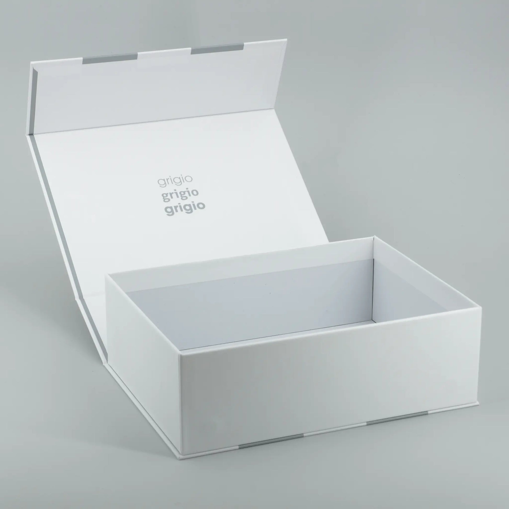 Geschenkbox mit Streifen Grau Magnetbox geöffnet