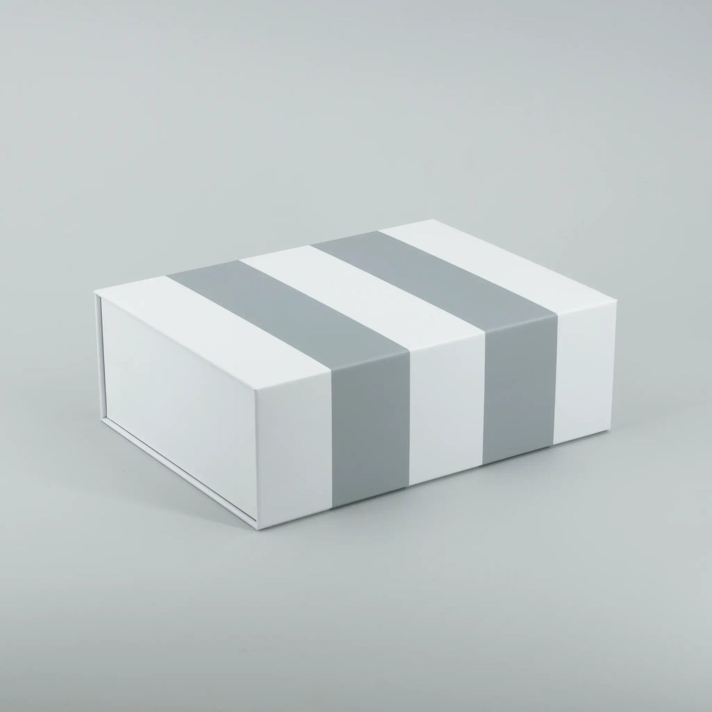 Geschenkbox mit Streifen grau Magnetbox geschlossen