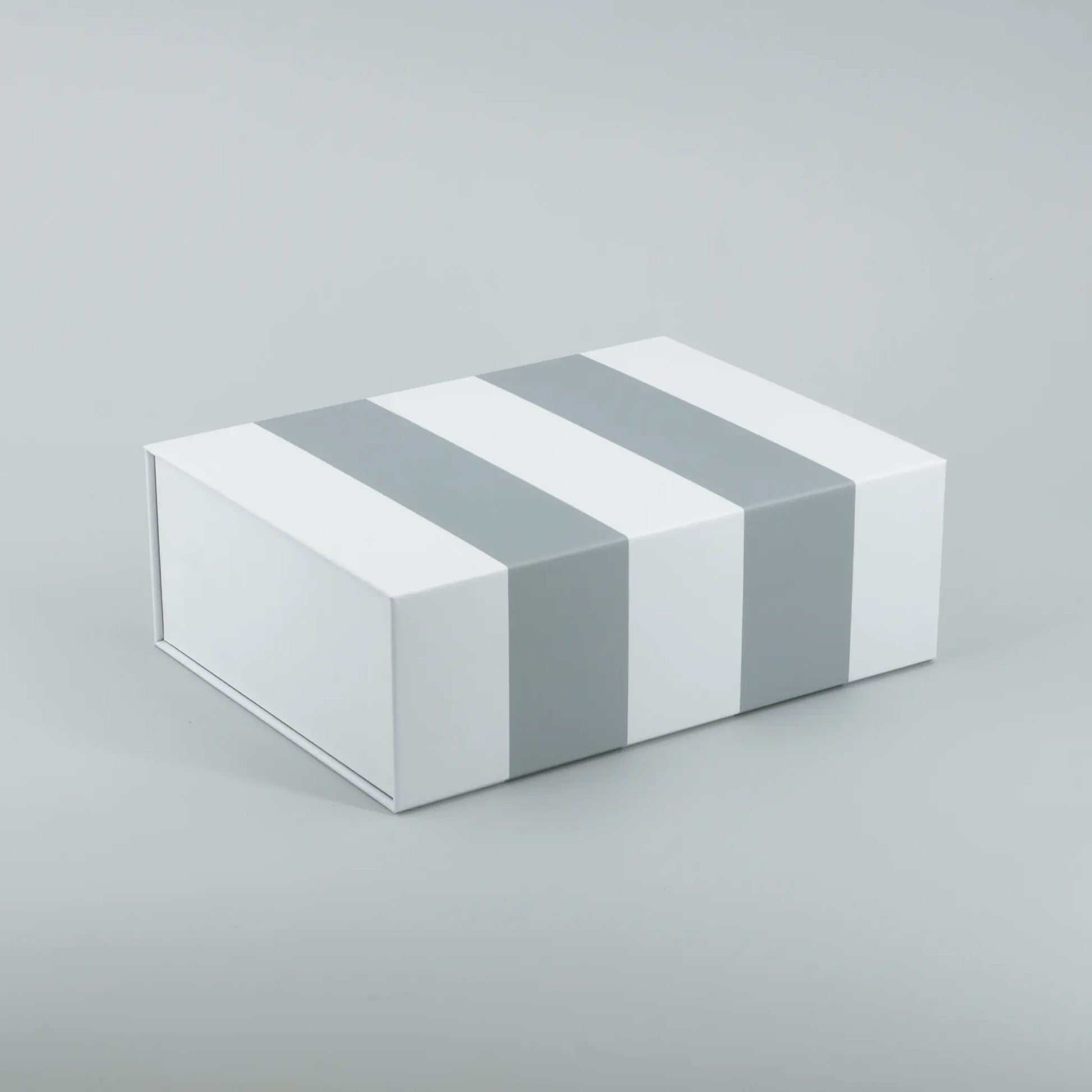 Geschenkbox mit Streifen grau Magnetbox geschlossen