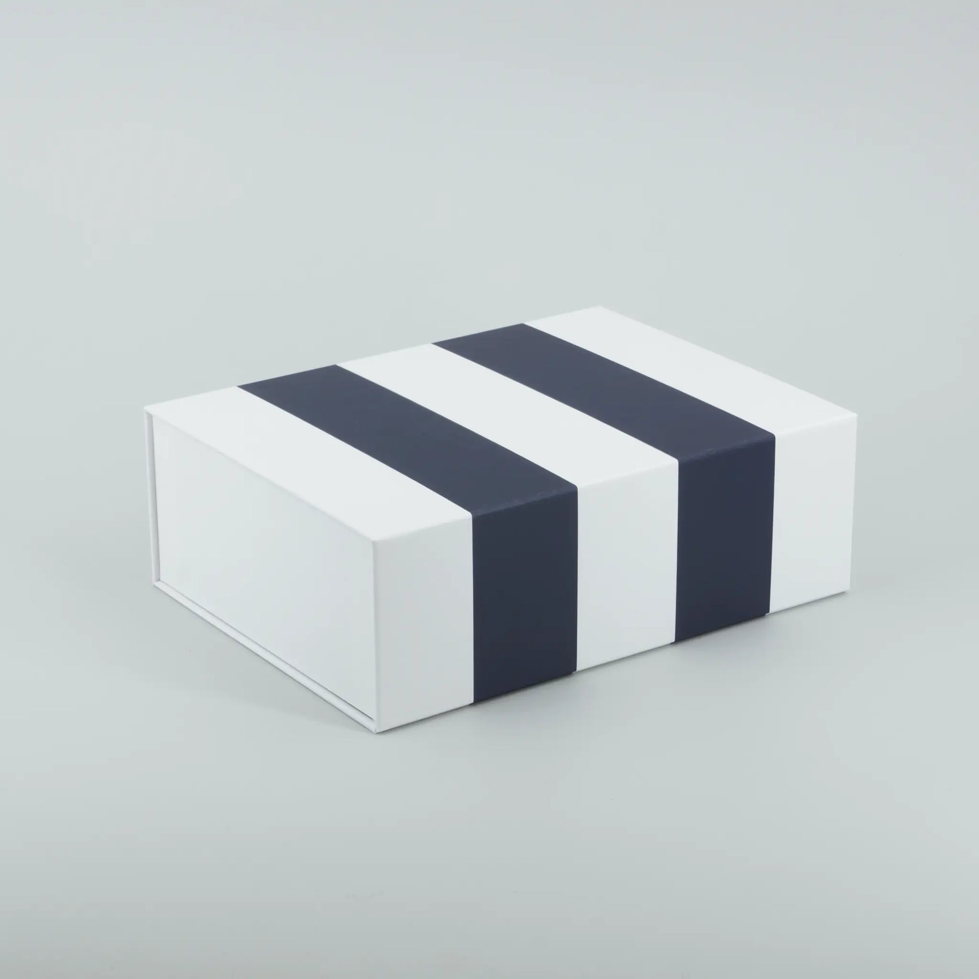 Geschenkbox mit Streifen dunkelblau navy Magnetbox geschlossen