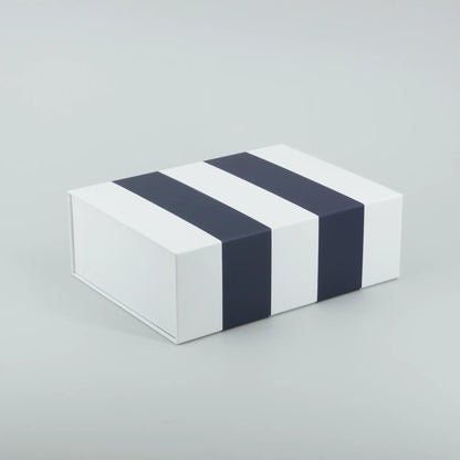 Geschenkbox mit Streifen dunkelblau navy Magnetbox geschlossen