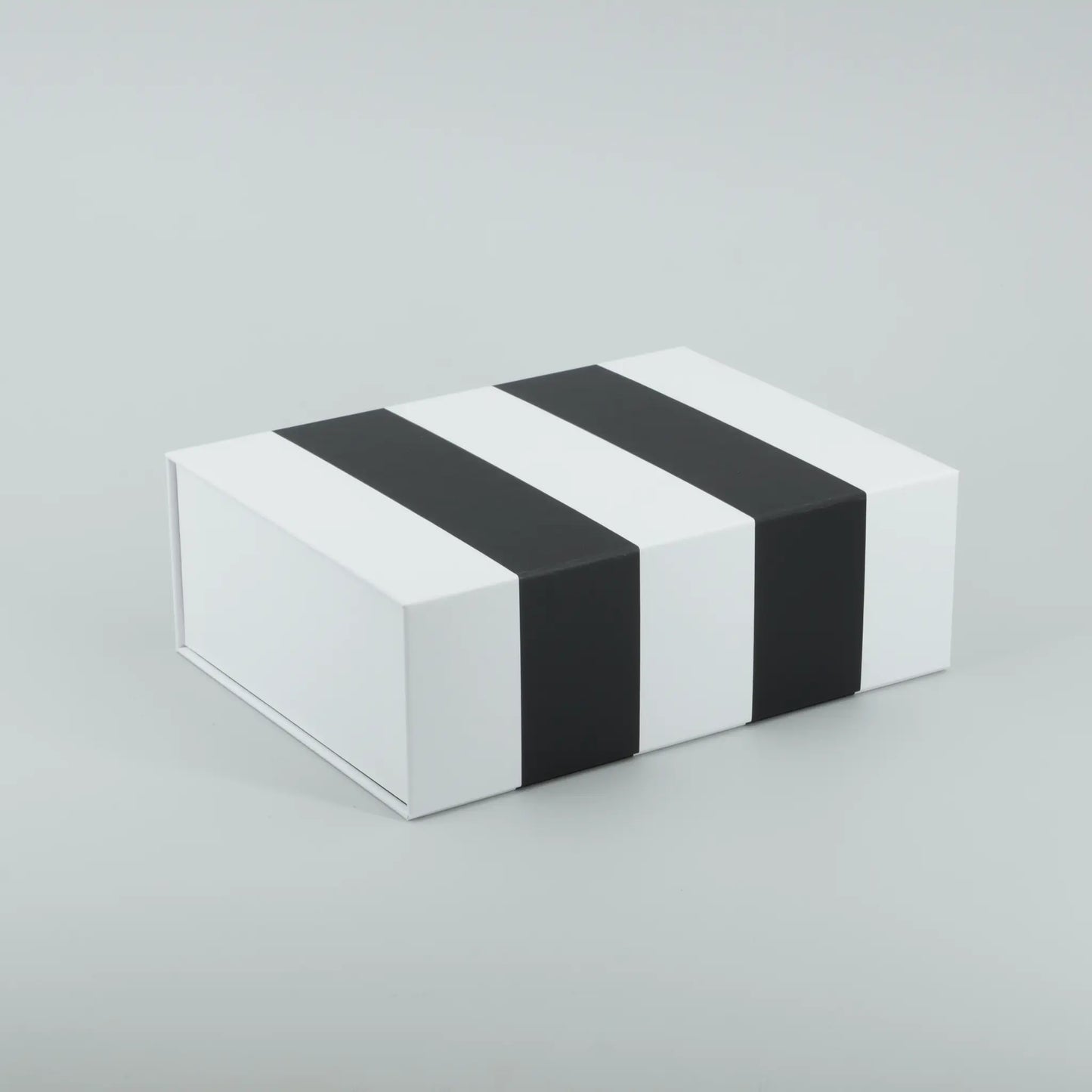 Geschenkbox mit Streifen schwarz Magnetbox geschlossen