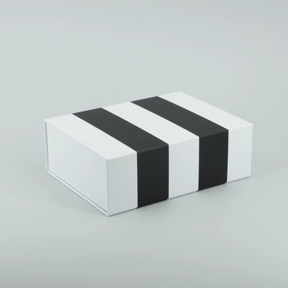 Geschenkbox mit Streifen schwarz Magnetbox geschlossen