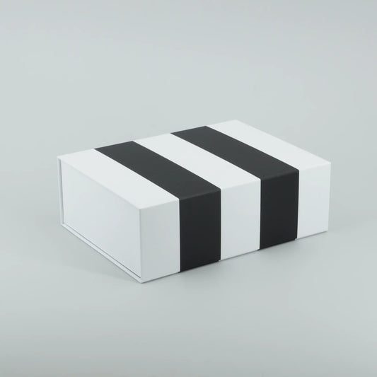 Geschenkbox mit Streifen schwarz Magnetbox geschlossen