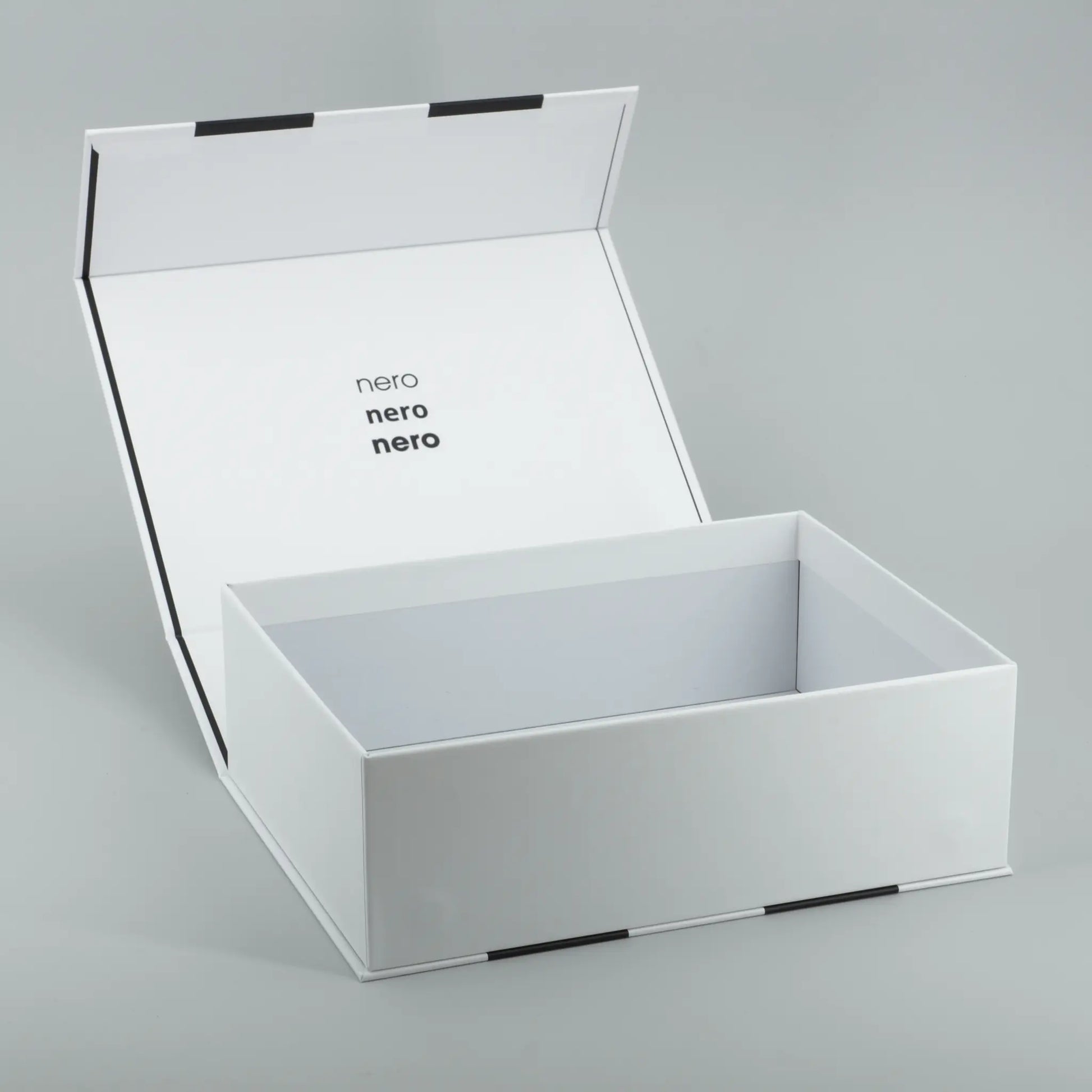 Geschenkbox mit Streifen Schwarz Magnetbox geöffnet