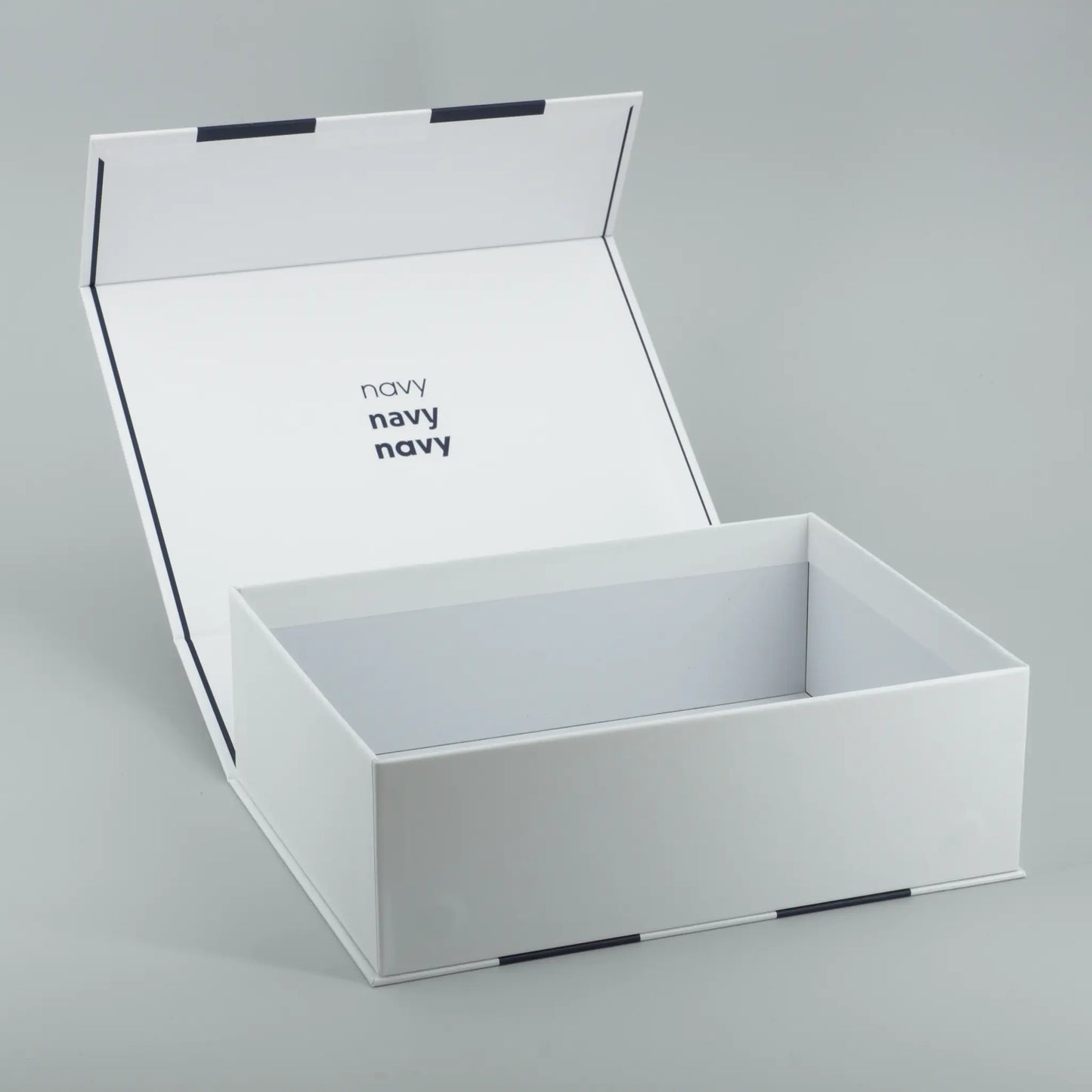 Geschenkbox mit Streifen Dunkelblau Navy Magnetbox geöffnet