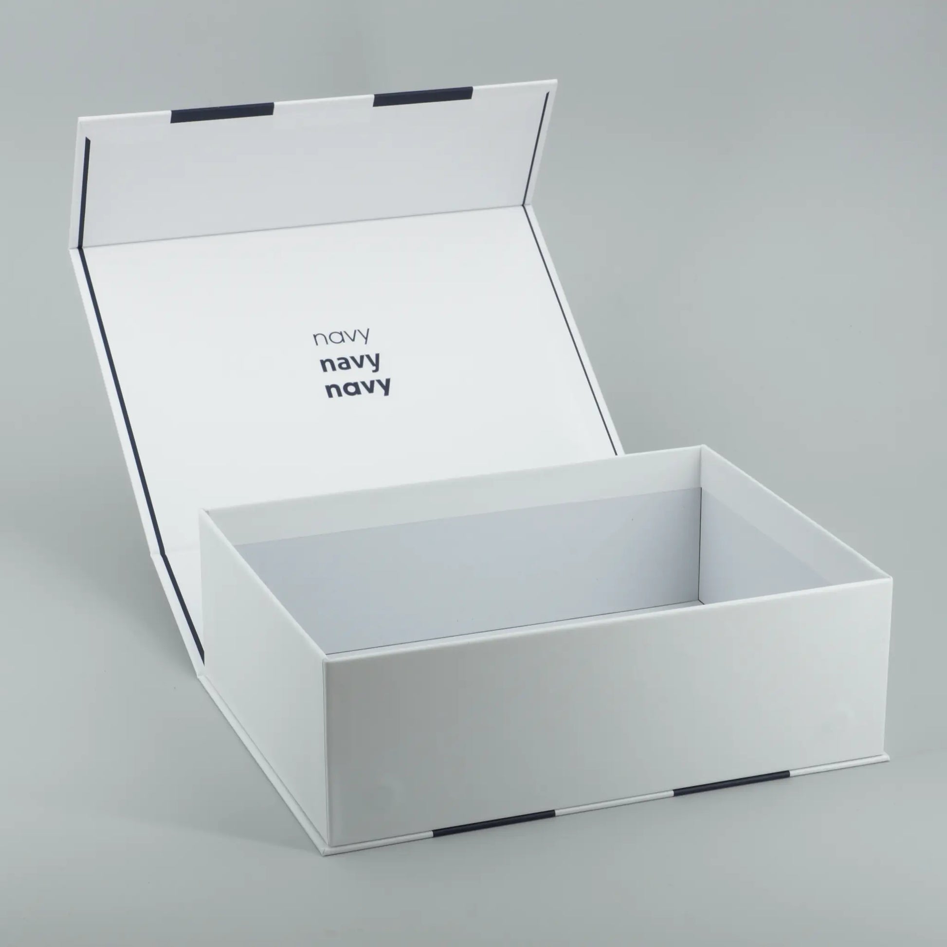 Geschenkbox mit Streifen Dunkelblau Navy Magnetbox geöffnet